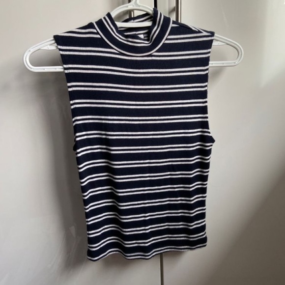 Striped top Garage - Picture 2 of 3